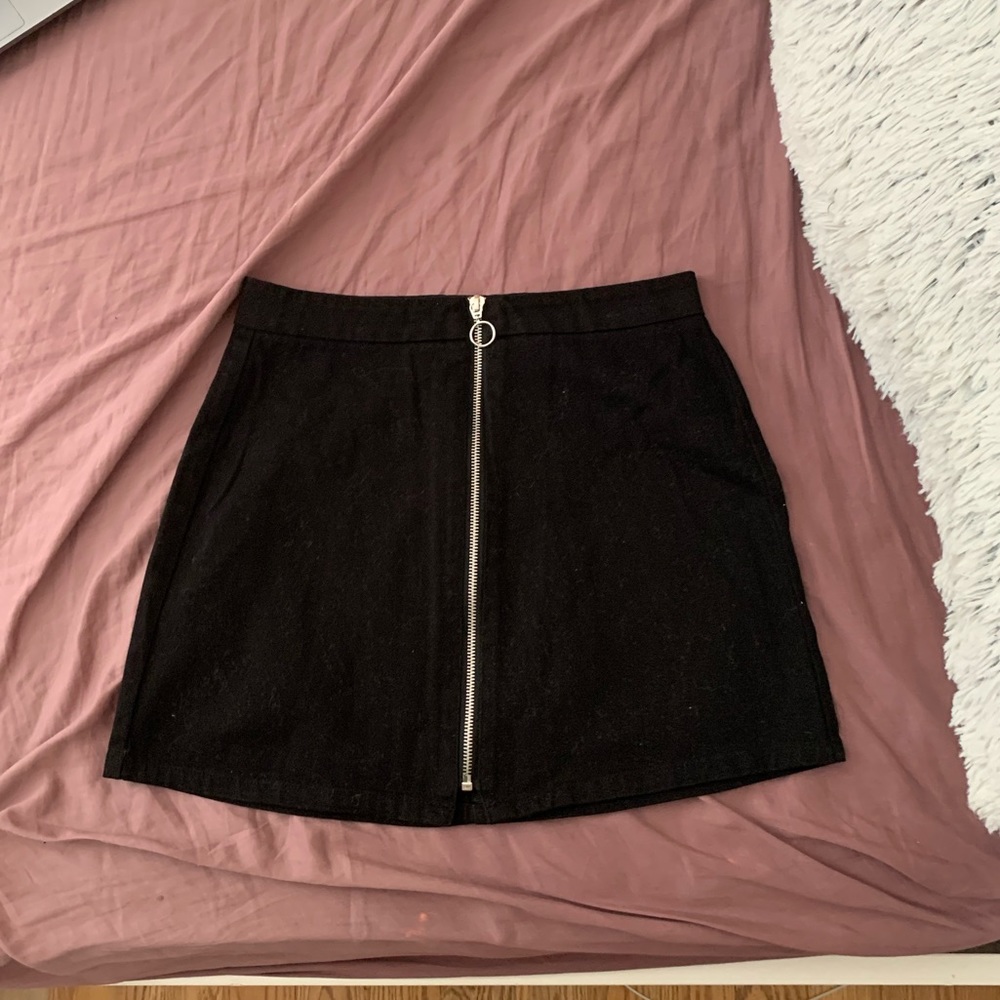 New black mini skirt